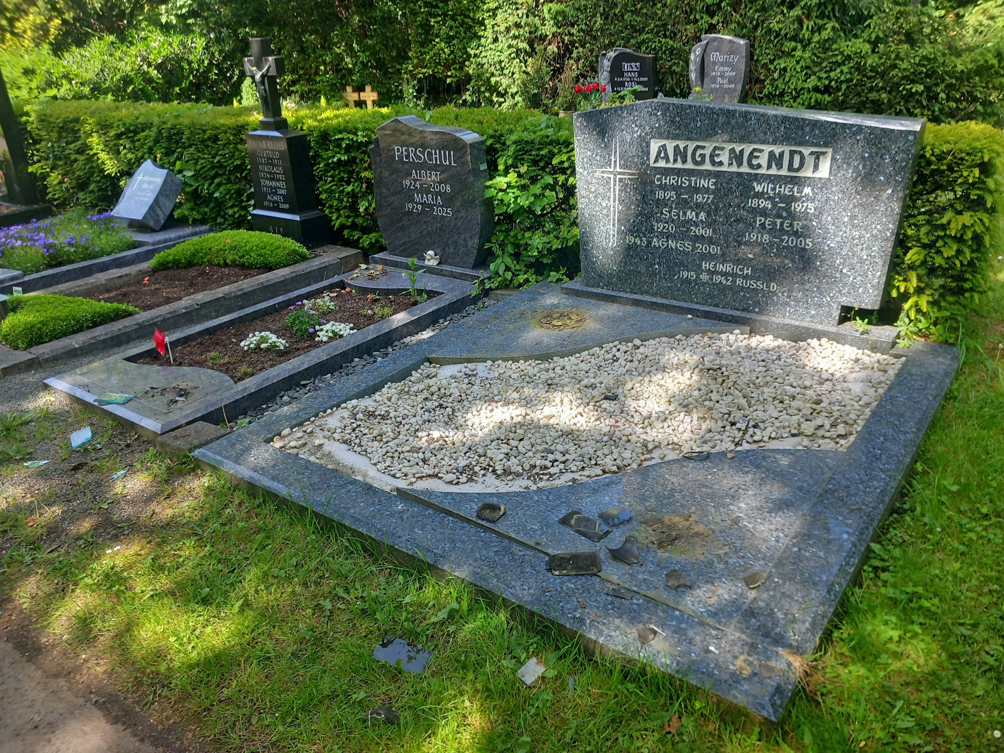Große Bestürzung in Mülheim: Blick auf ein verwüstetes Grab.