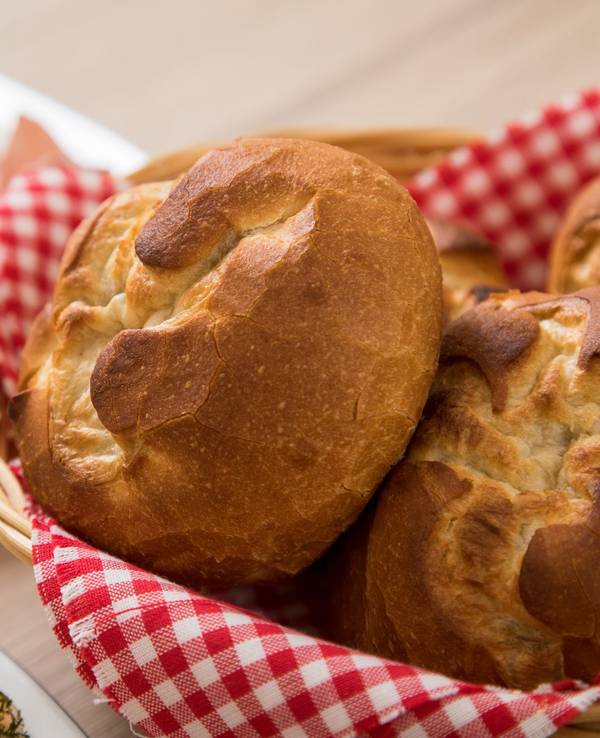 Aufbackbrötchen liegen in einem Brotkorb