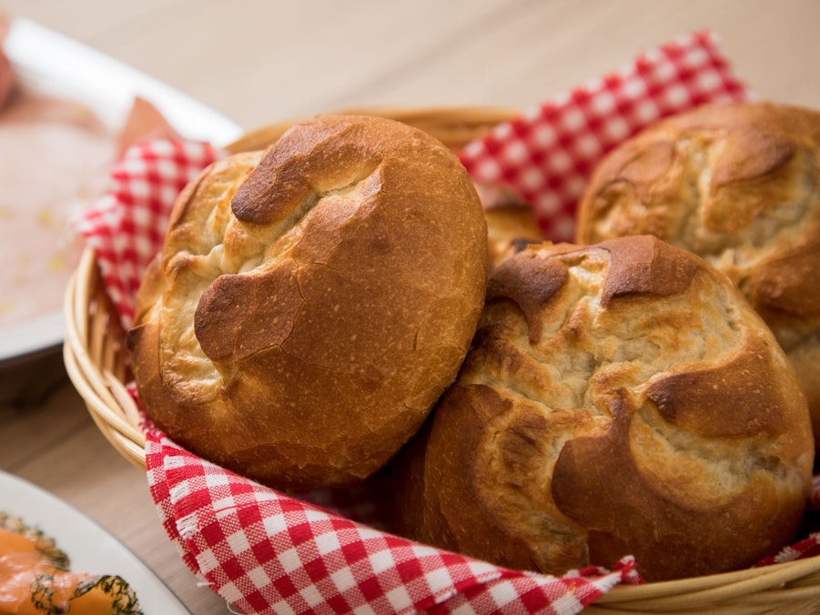 Aufbackbrötchen liegen in einem Brotkorb