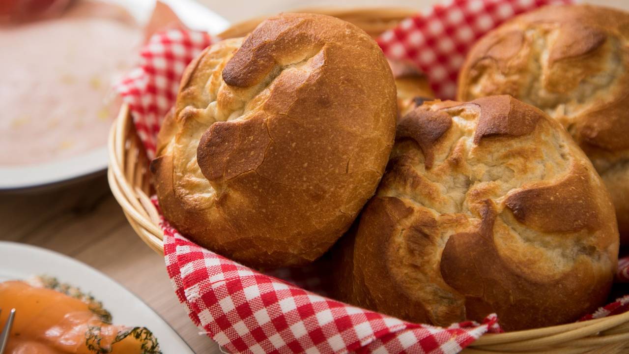 Aufbackbrötchen liegen in einem Brotkorb