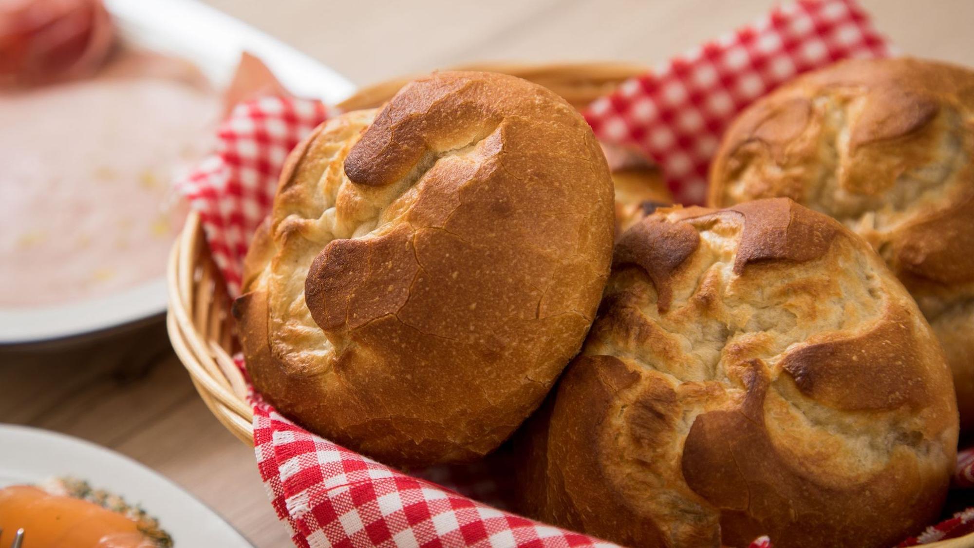 Aufbackbrötchen liegen in einem Brotkorb