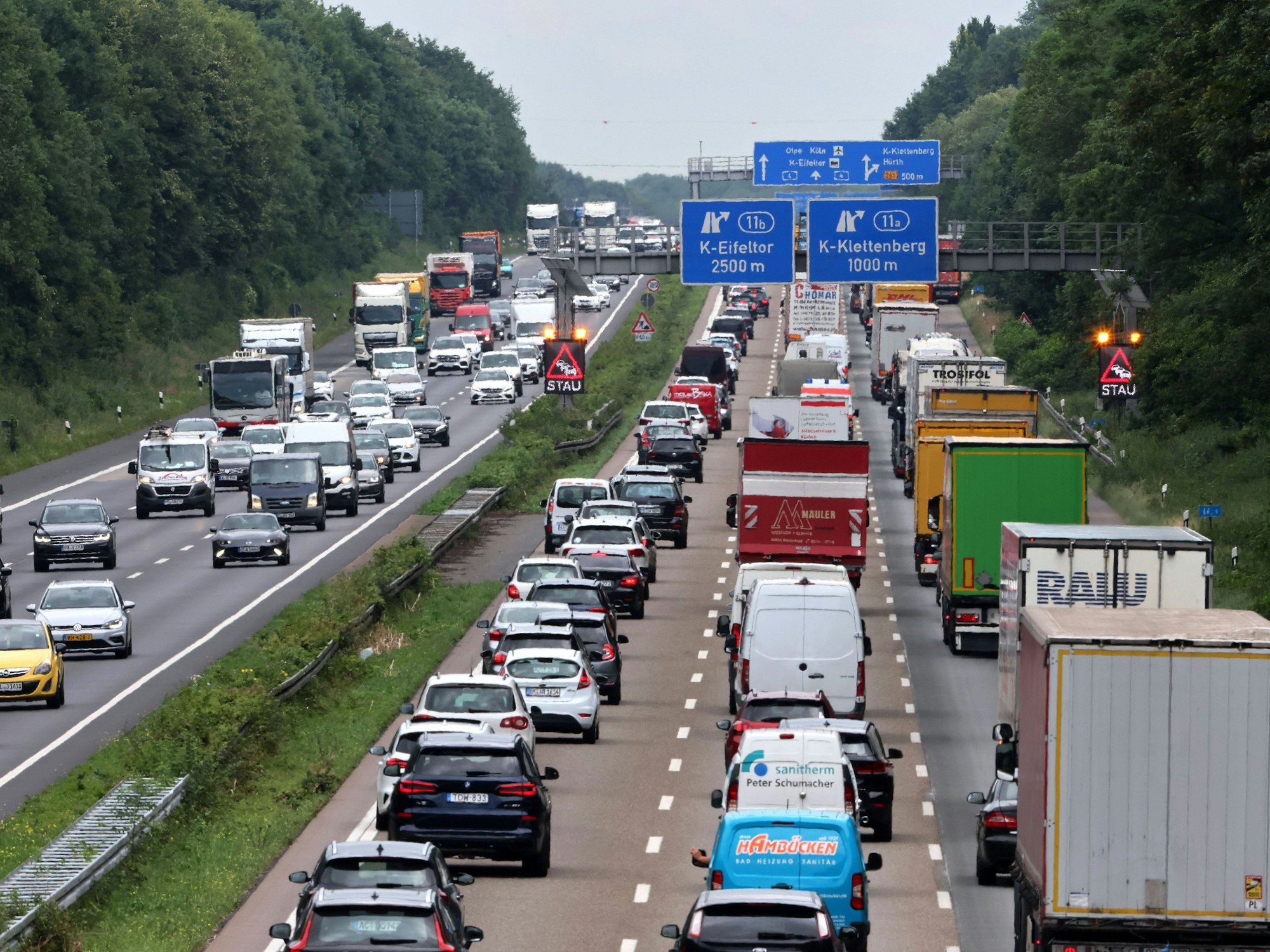 Heftiger Unfall auf der Autobahn 4 bei Köln.