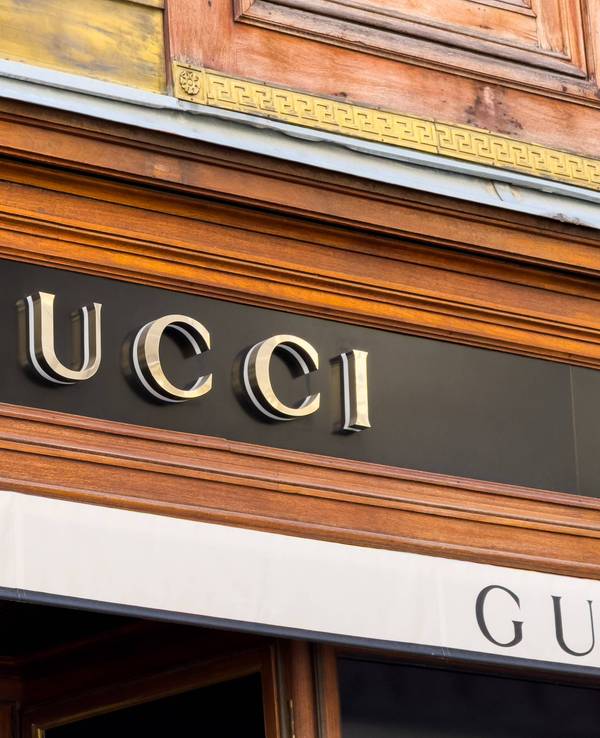 Gucci-Schriftzug an einem Store in Wien.