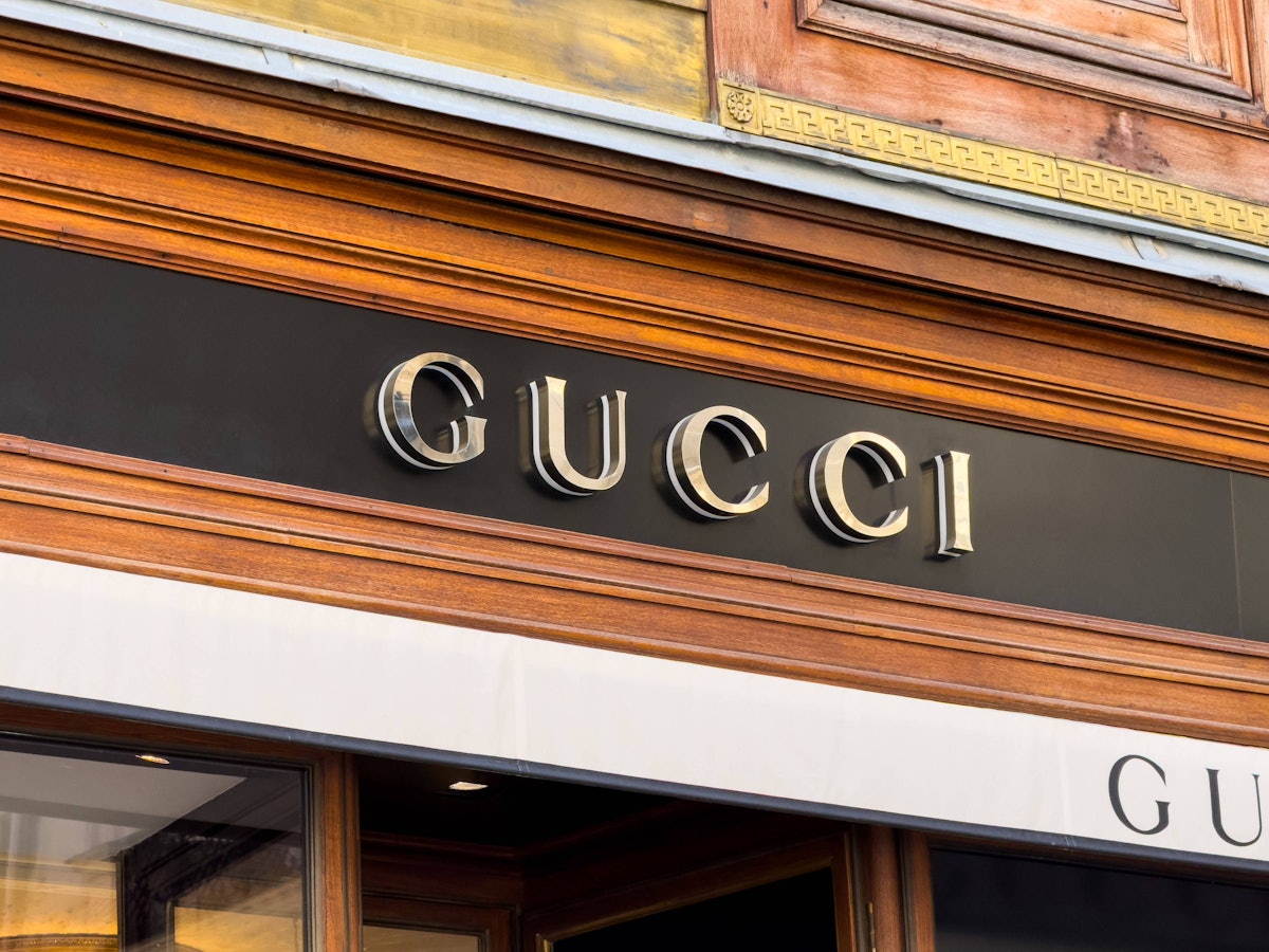 Gucci-Schriftzug an einem Store in Wien.