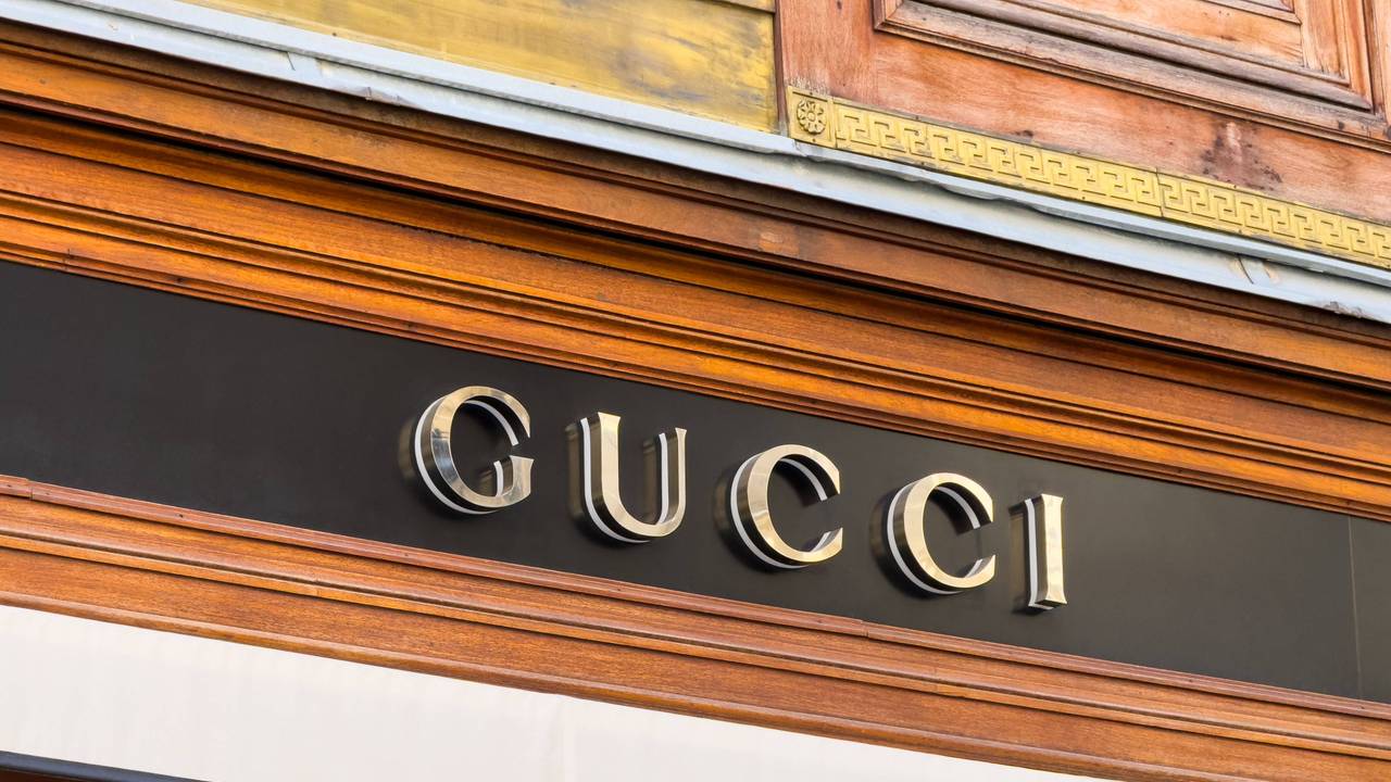 Gucci-Schriftzug an einem Store in Wien.
