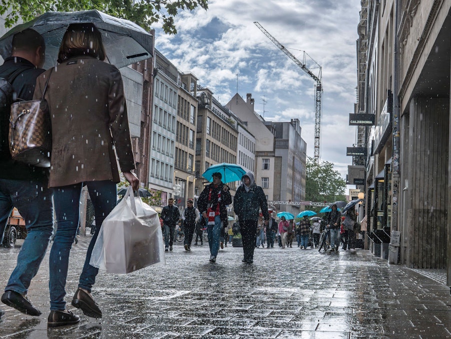 Passanten beim Shopping im Regen