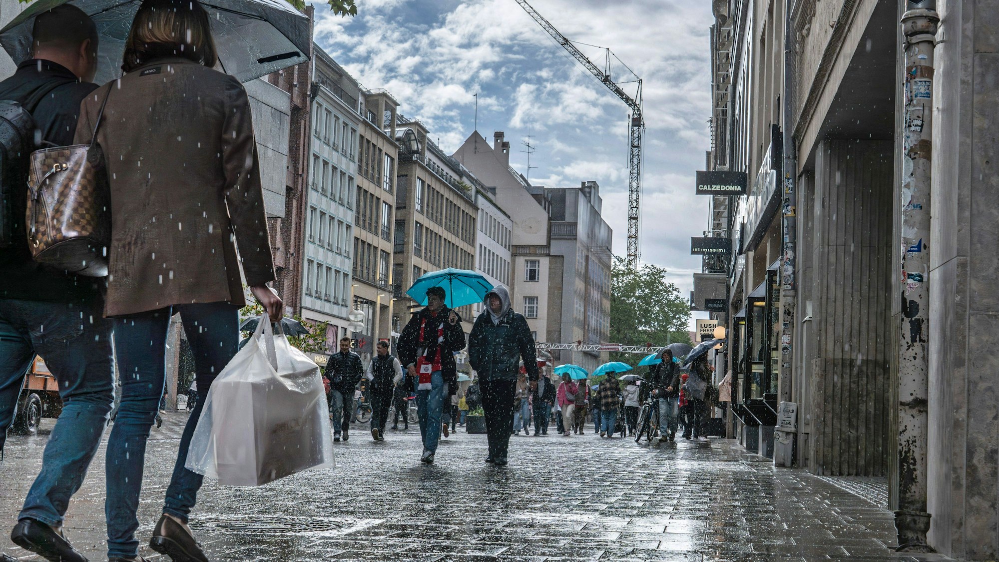 Passanten beim Shopping im Regen