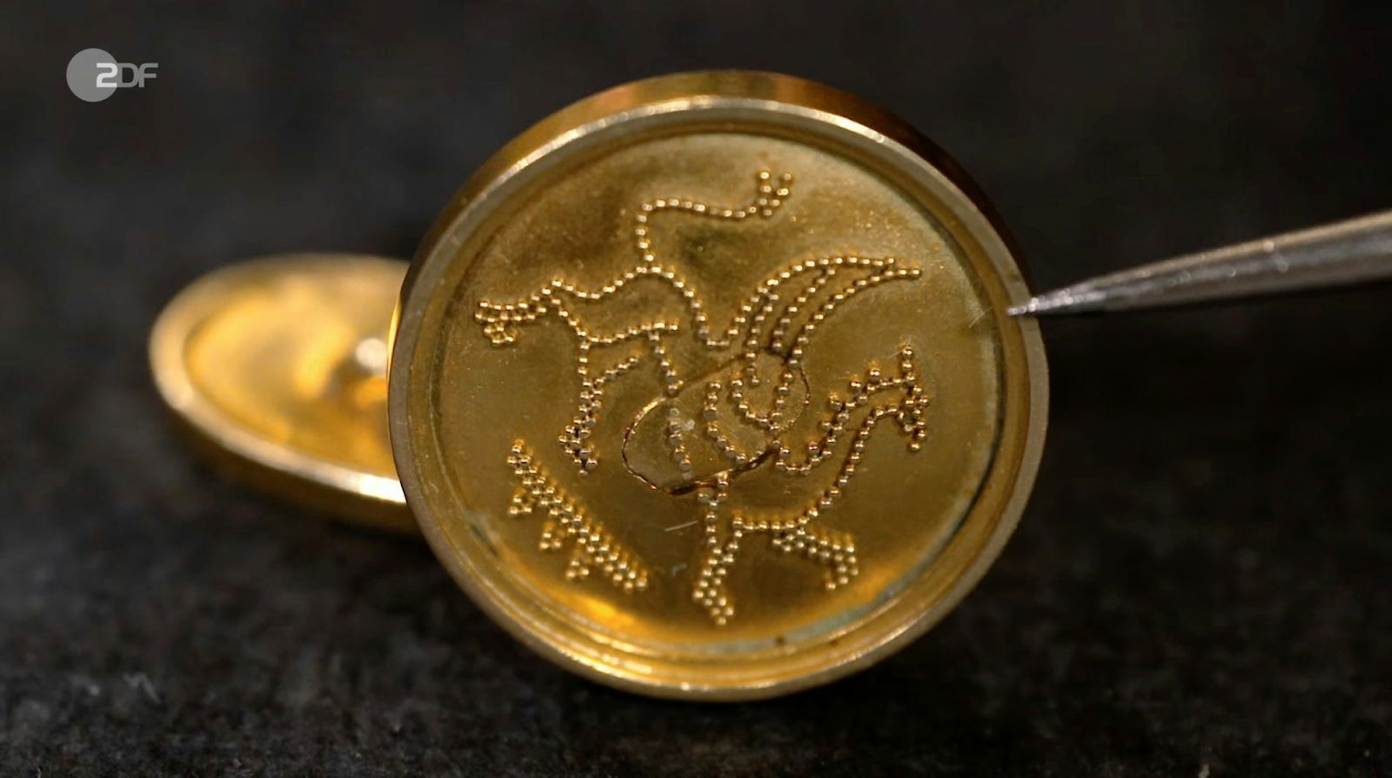Zwei Manschettenknöpfe aus 585er Gold mit Granulationstechnik stammten laut Heide Rezepa-Zabel aus den 1950er- bis 1960er-Jahren. Gewünscht wurde der Goldwert in Höhe von 910 Euro, die Expertin schätzte 900 bis 1.000 Euro und Händler Pauritsch zahlte 1.050 Euro, denn er wollte die Manschetten selbst tragen. (Bild: ZDF)
