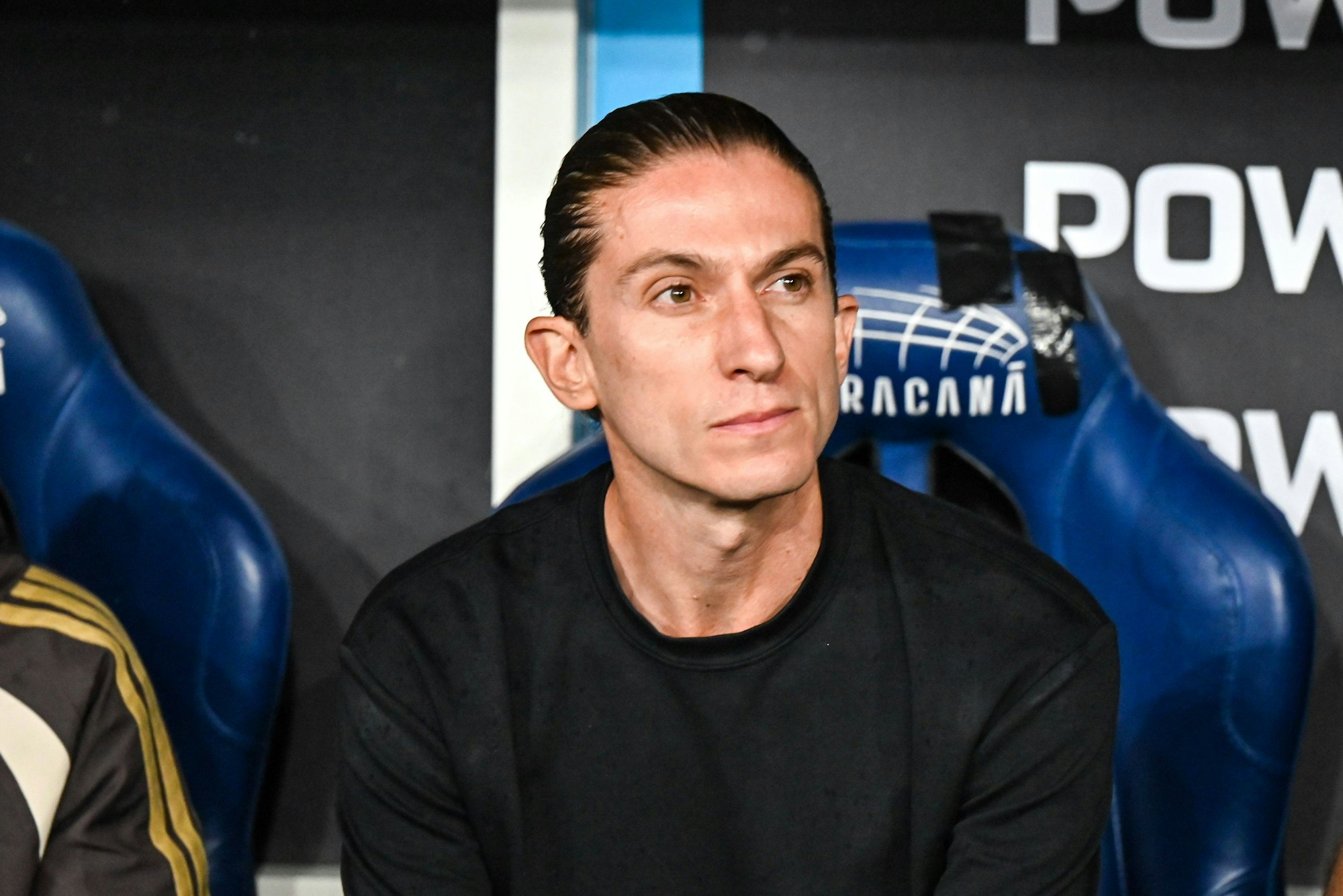 Filipe Luis sitz beim Spiel von Flamengo gegen Lanus auf der Trainerbank.