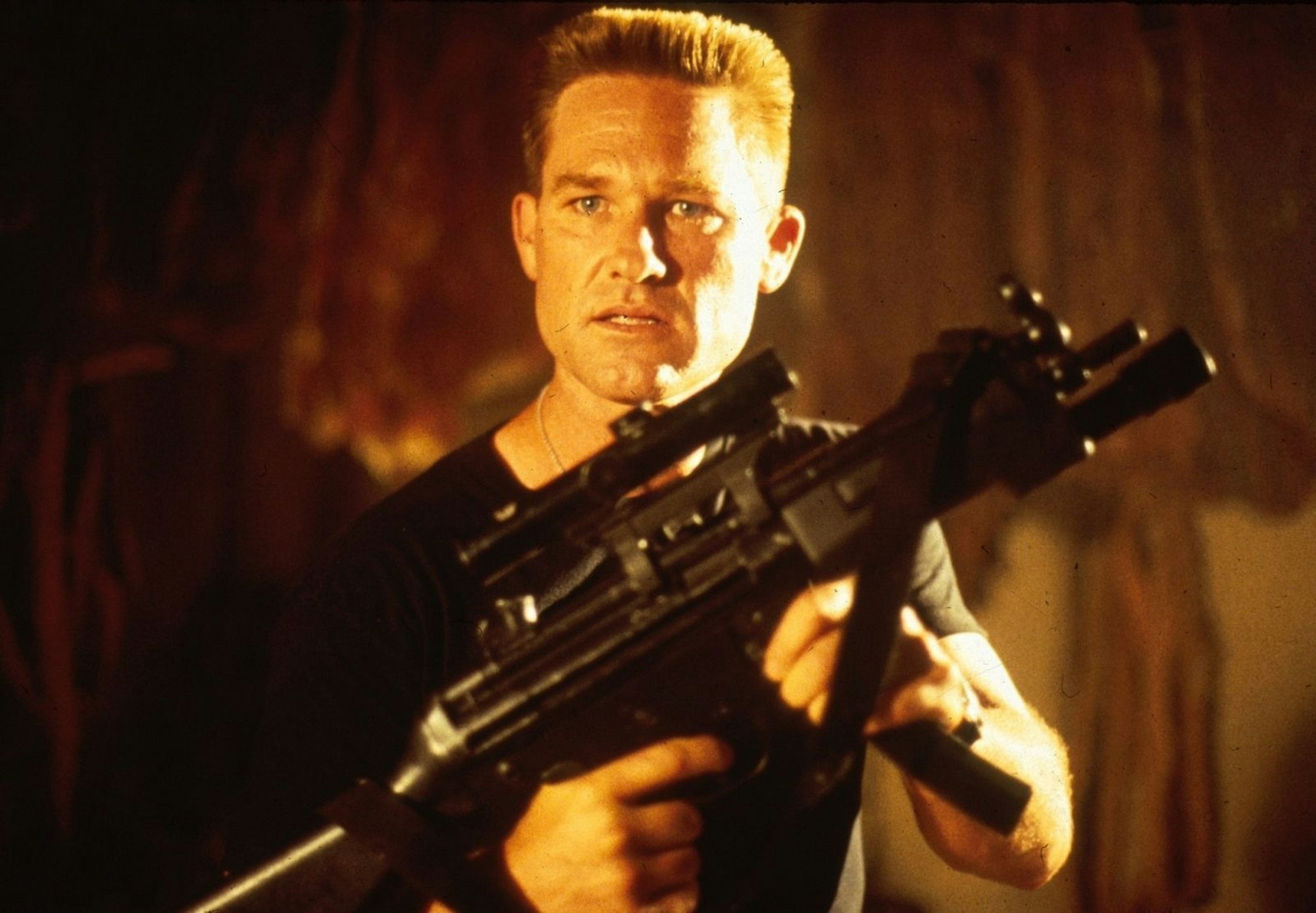 Colonel Jack O'Neil (Kurt Russell) und einige Soldaten wagen sich an das wieder aktivierte Tor. (Bild: 1994 Metro-Goldwyn-Mayer Studios Inc. All Rights Reserved.)