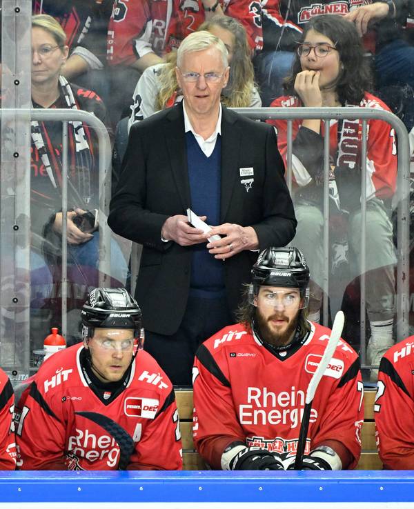 Kari Jalonen steht hinter seinen Ersatzspielern bei einer Partie der Kölner Haie.