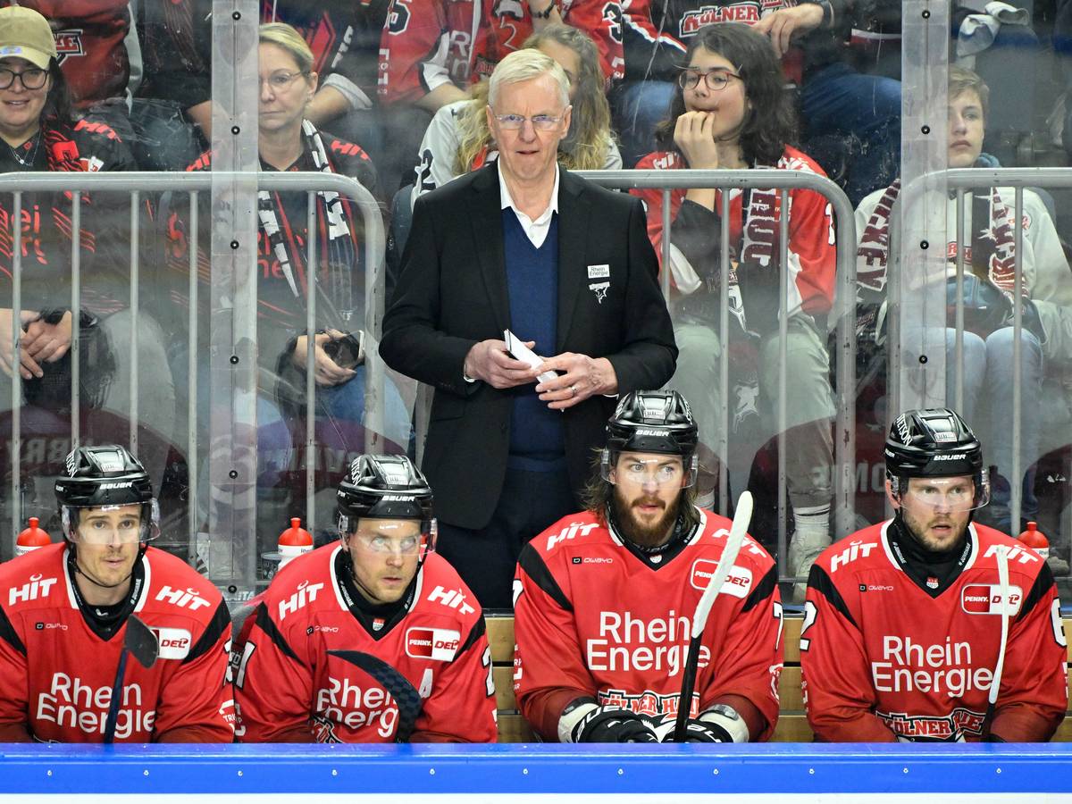 Kari Jalonen steht hinter seinen Ersatzspielern bei einer Partie der Kölner Haie.