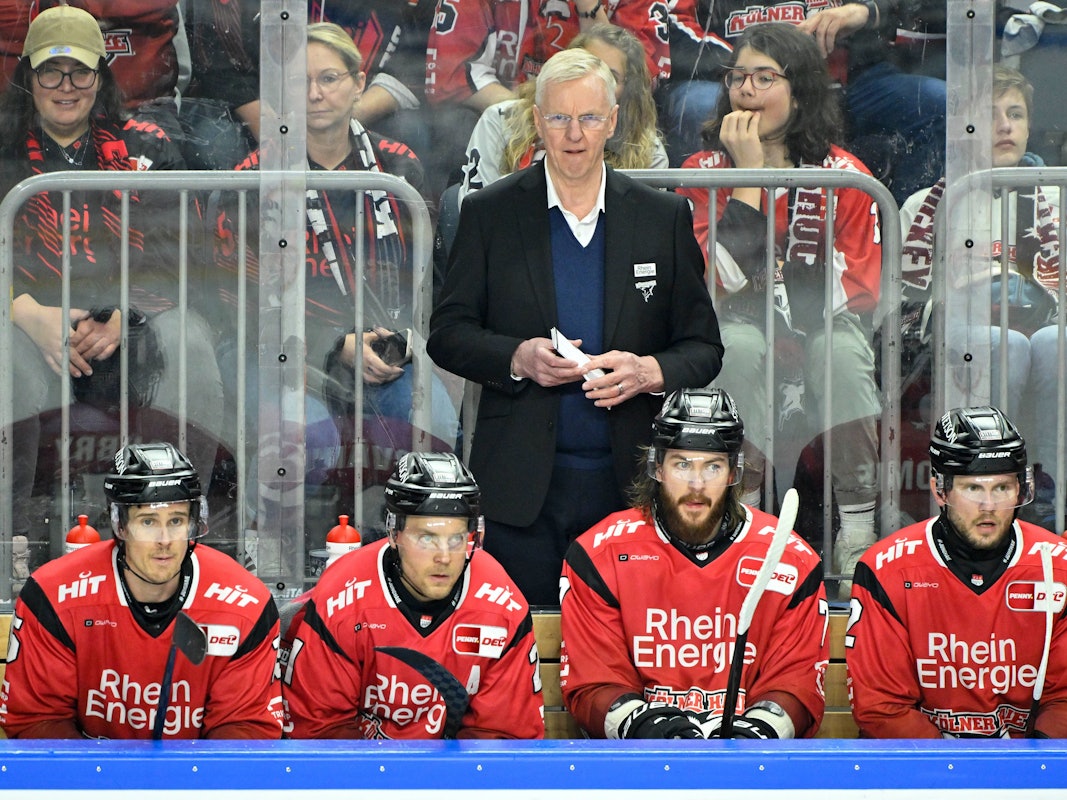 Kari Jalonen steht hinter seinen Ersatzspielern bei einer Partie der Kölner Haie.