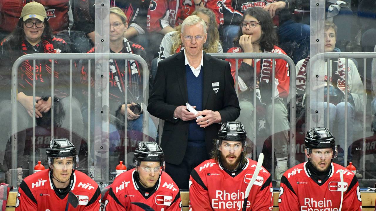 Kari Jalonen steht hinter seinen Ersatzspielern bei einer Partie der Kölner Haie.