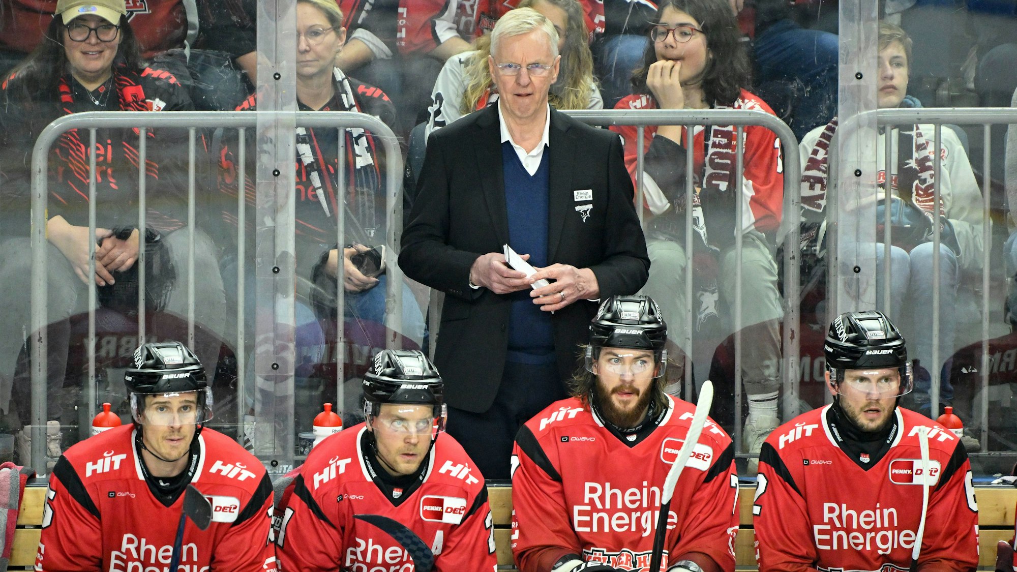 Kari Jalonen steht hinter seinen Ersatzspielern bei einer Partie der Kölner Haie.
