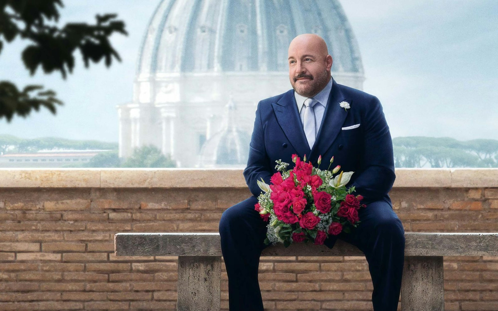 Kevin James begibt sich in „Solo Mio“ (Bild: Ausschnitt Kinoplakat) auf eine Ein-Mann-Hochzeitsreise, bleibt aber doch nicht lange alleine. (Bild: Constantin Film Distribution GmbH)