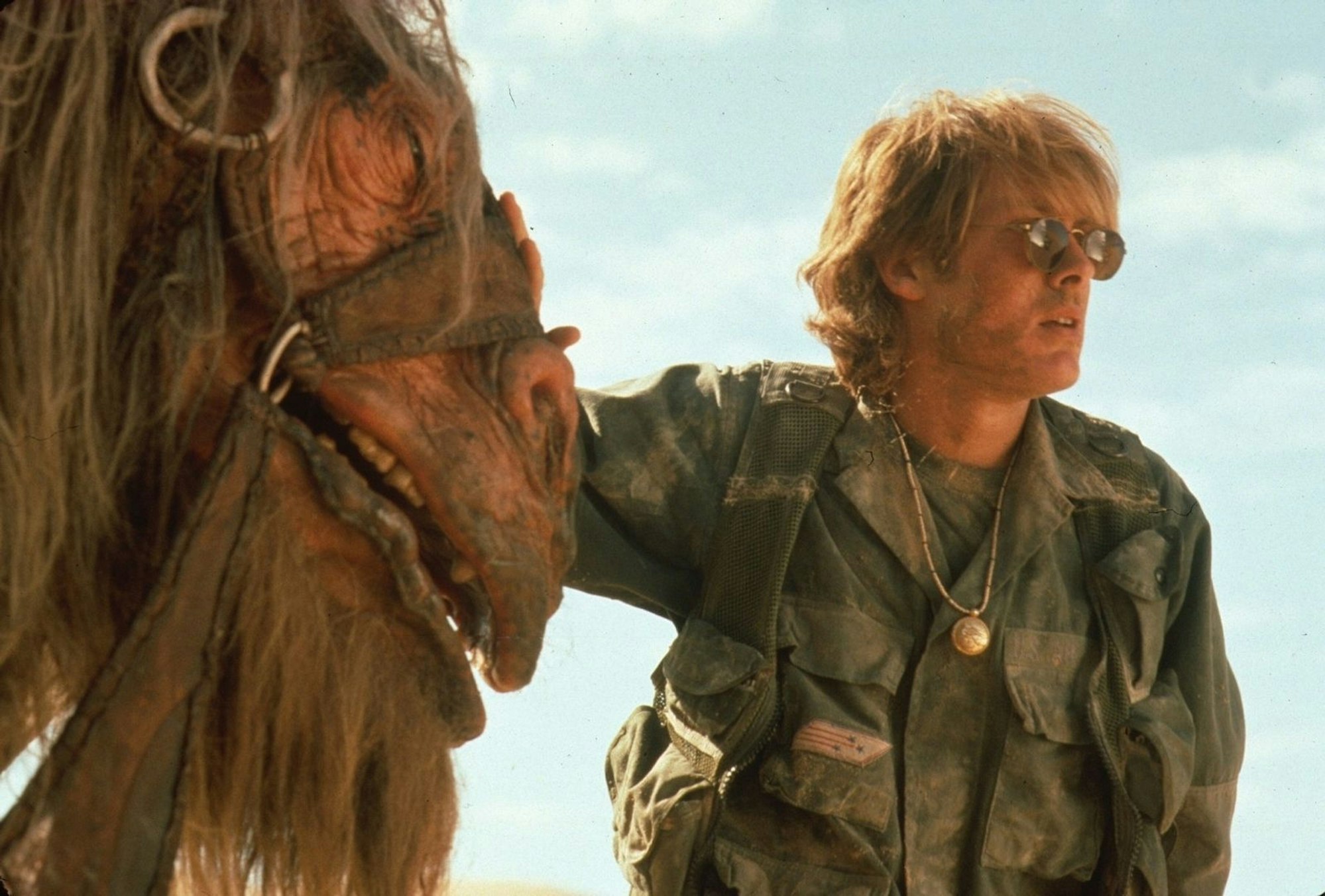 Schon bald erkennt Daniel (James Spader), dass die Kamele durchaus hilfsbereite Gefährten sind. (Bild: 1994 Metro-Goldwyn-Mayer Studios Inc. All Rights Reserved.)