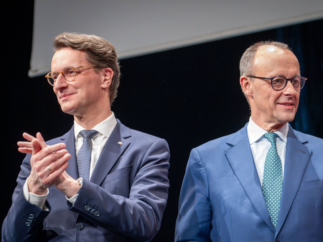 NRW-Ministerpräsident Hendrik Wüst (l.) neben Kanzler Friedrich Merz (CDU) 2024 in Köln.