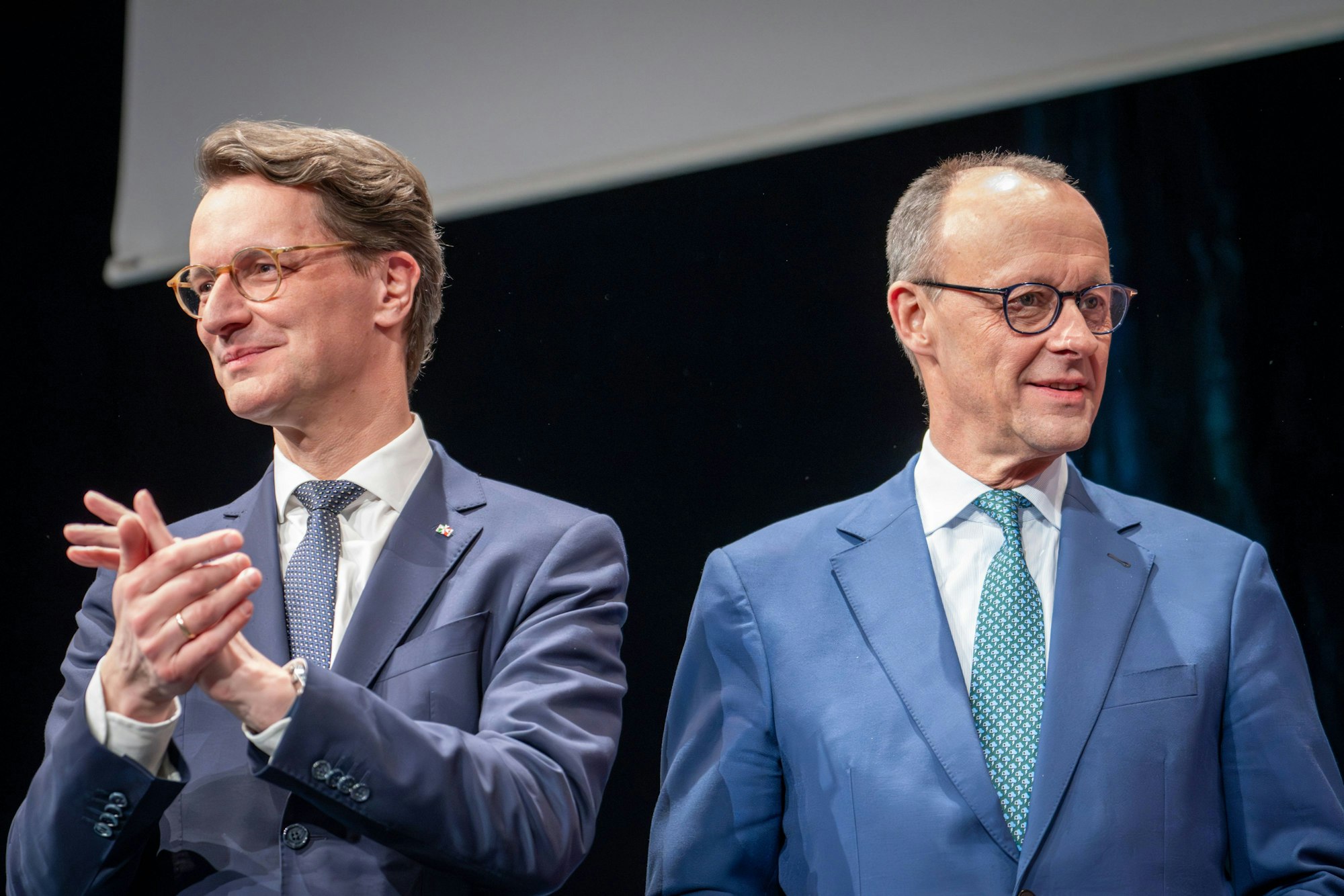 NRW-Ministerpräsident Hendrik Wüst (l.) neben Kanzler Friedrich Merz (CDU) 2024 in Köln.