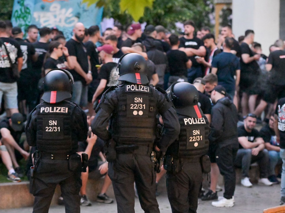Ausschreitungen zwischen englischen und spanischen Fußballfans