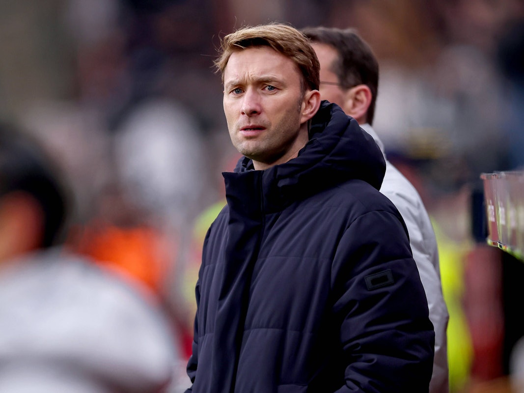Leverkusens Sportboss Simon Rolfes steht an der Seitenlinie beim Spiel gegen den FC St. Pauli.