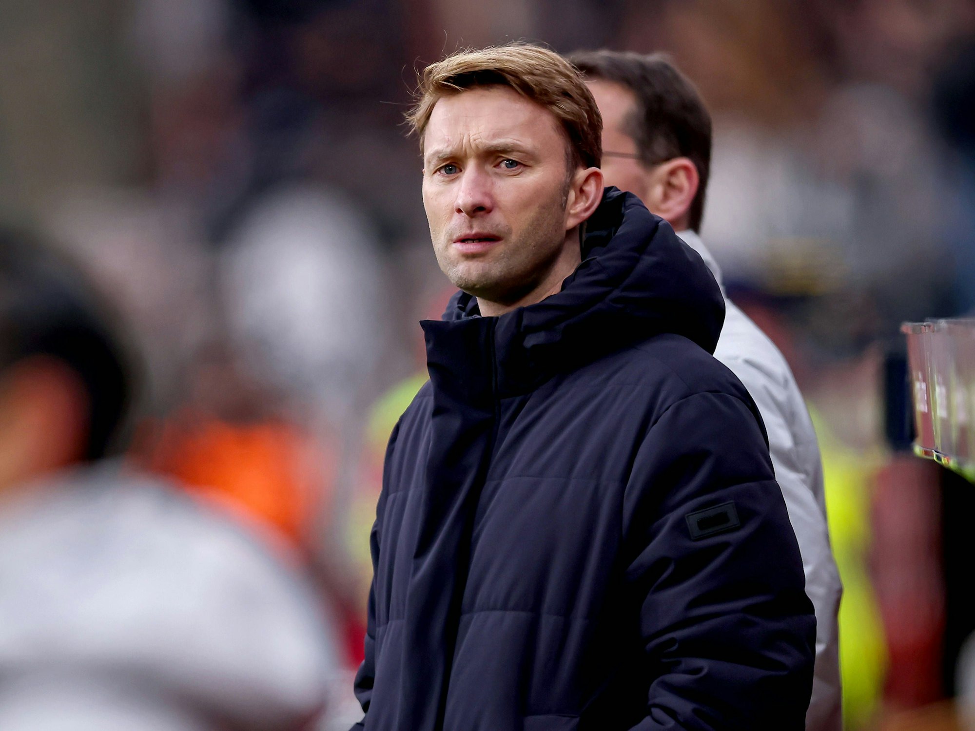 Leverkusens Sportboss Simon Rolfes steht an der Seitenlinie beim Spiel gegen den FC St. Pauli.