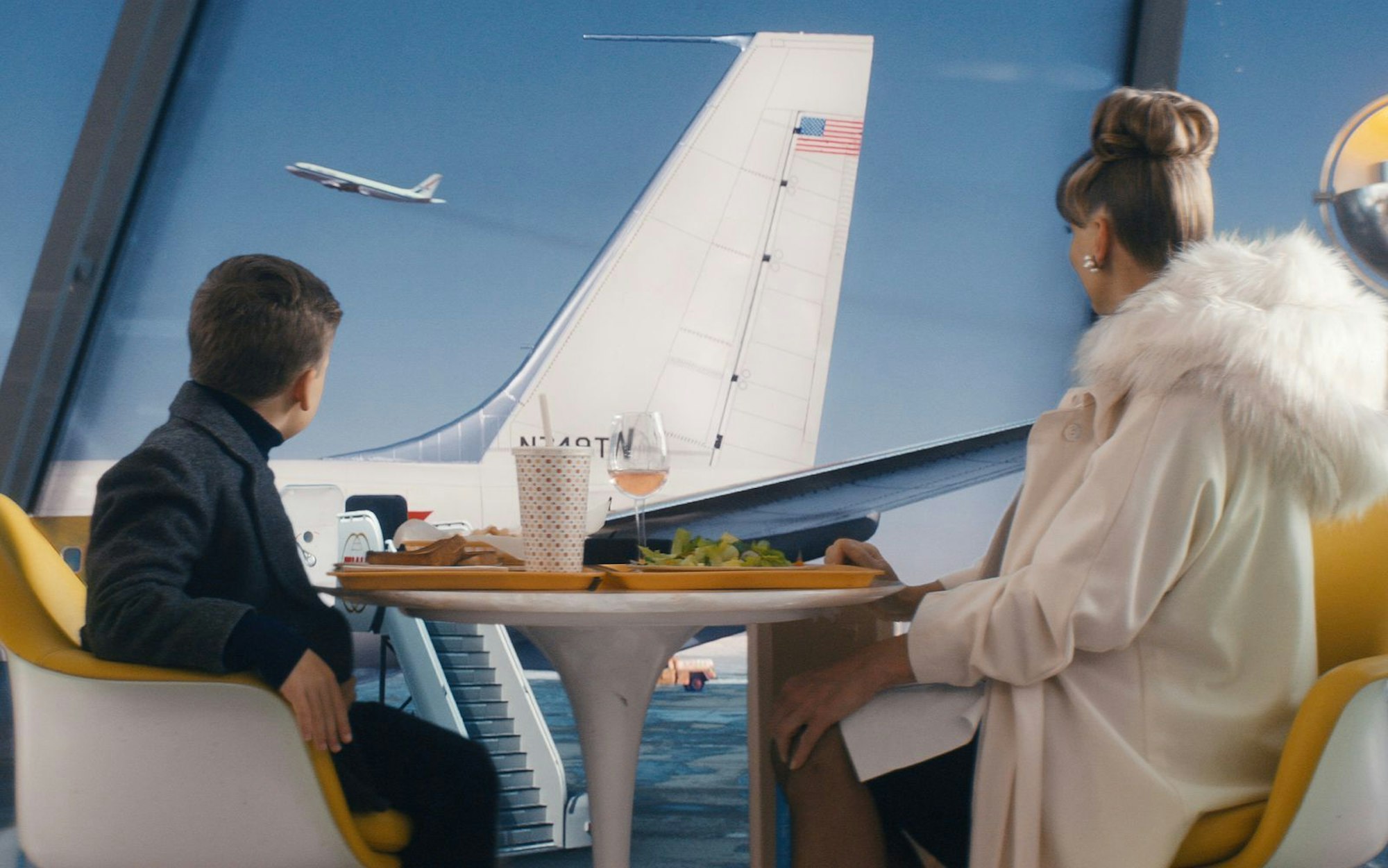 Jeff (Clark Shotwell) und seine Mutter (Kelly Eviston-Quinnett) warten in einem Terminal auf ihren Anschlussflug. (Bild: Apple TV)