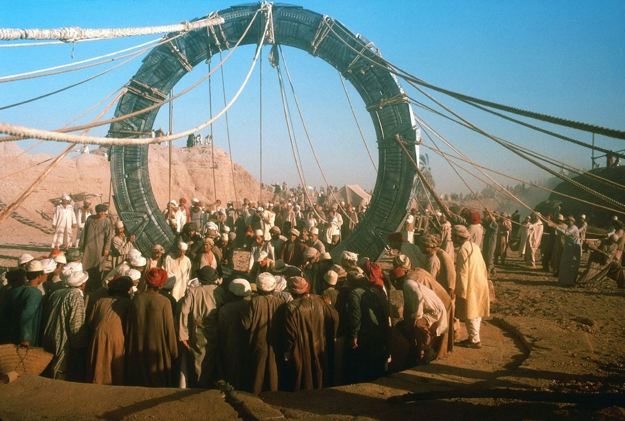 Ein rätselhafter Fund bei den Pyramiden von Gizeh entpuppt sich als Tor zu einem fremden Planeten. (Bild: 1994 Metro-Goldwyn-Mayer Studios Inc. All Rights Reserved.)