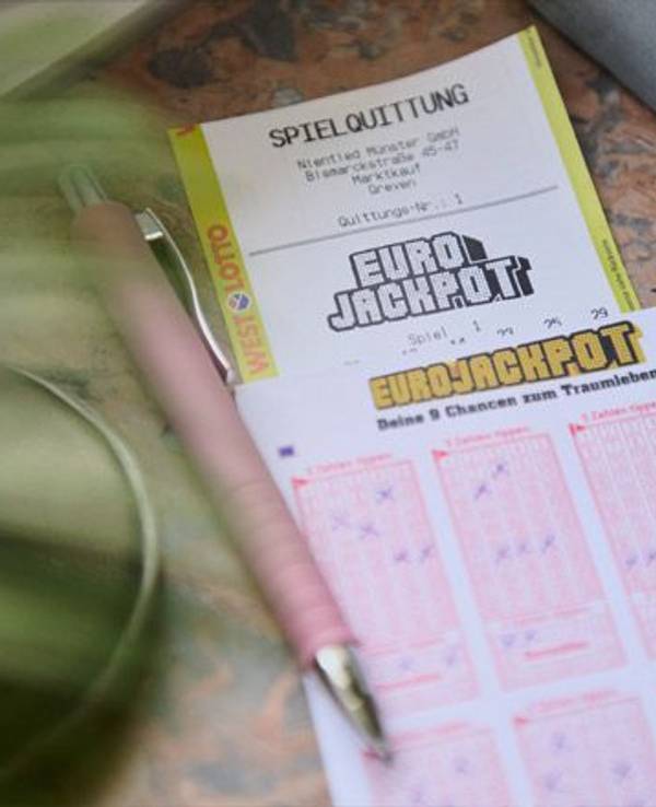Das Bild zeigt einen Eurojackpot-Spielschein zusammen mit einer Eurojackpot-Spielquittung.