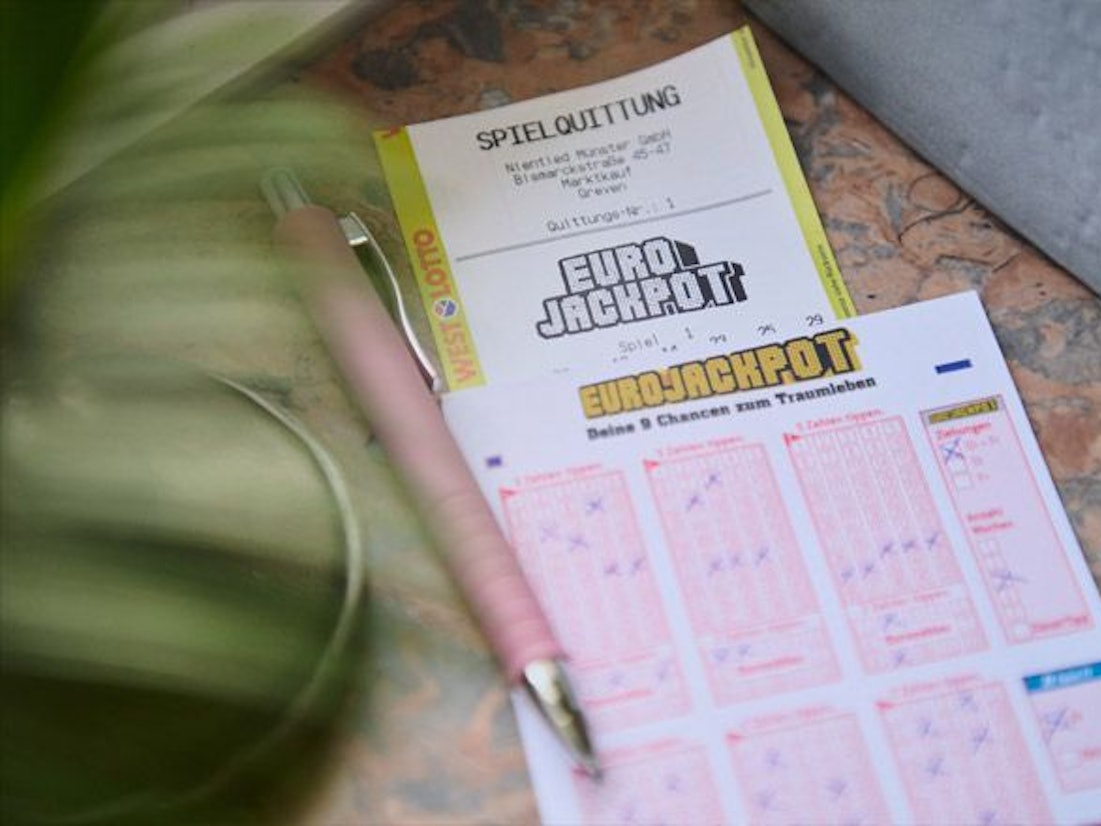 Das Bild zeigt einen Eurojackpot-Spielschein zusammen mit einer Eurojackpot-Spielquittung.