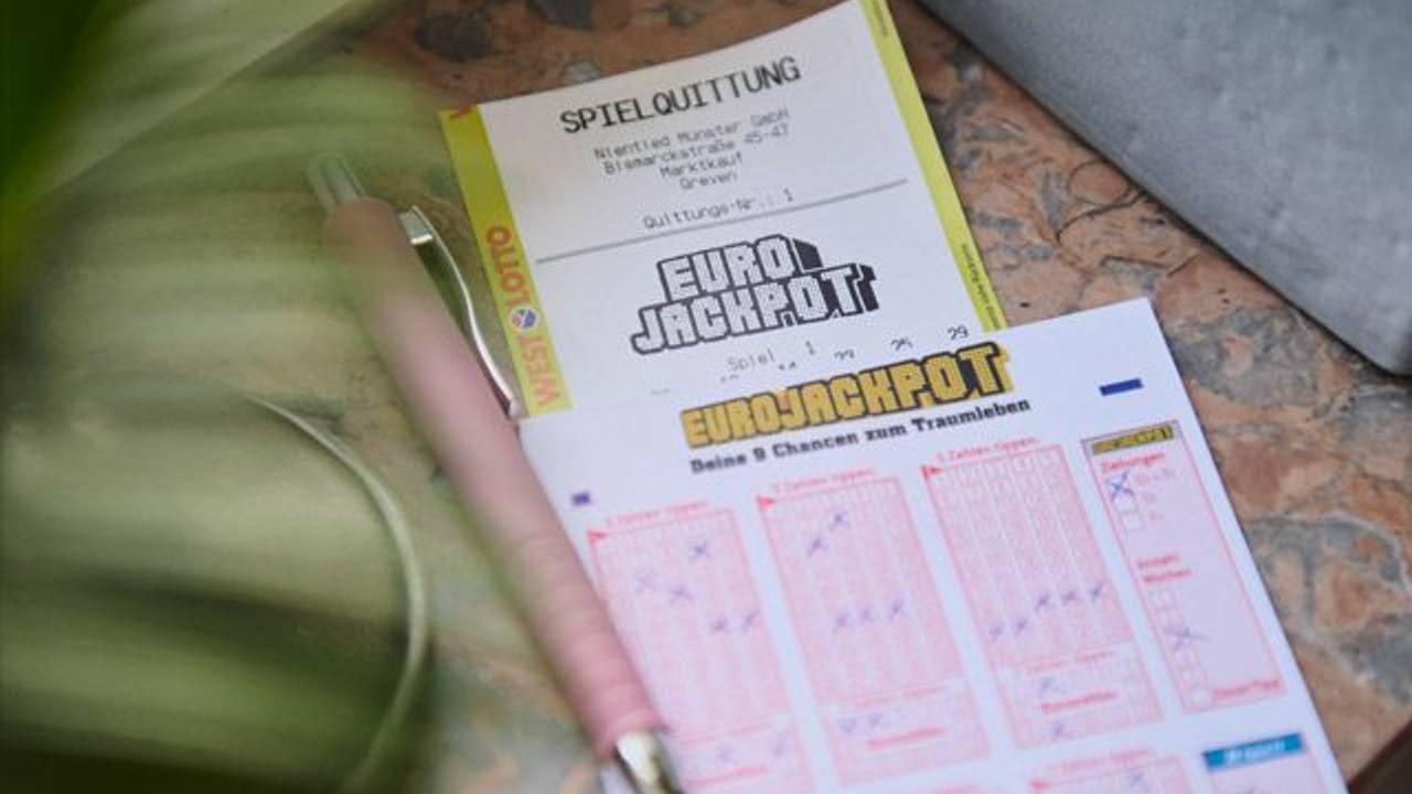 Das Bild zeigt einen Eurojackpot-Spielschein zusammen mit einer Eurojackpot-Spielquittung.