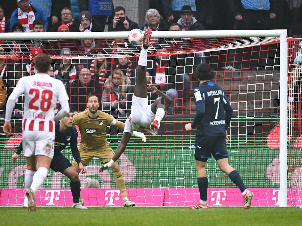 Ragnar Ache beim Fallrückzieher gegen Hoffenheim.