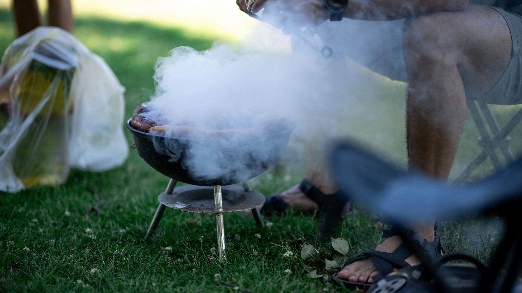 In vielen NRW-Parks grillten die Menschen im Freien.