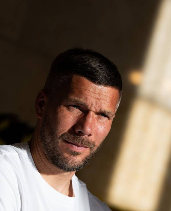 Lukas Podolski, ehemaliger Fußball-Nationalspieler und Spieler beim polnischen Erstligisten Górnik Zabrze, sitzt im Marschallamt.