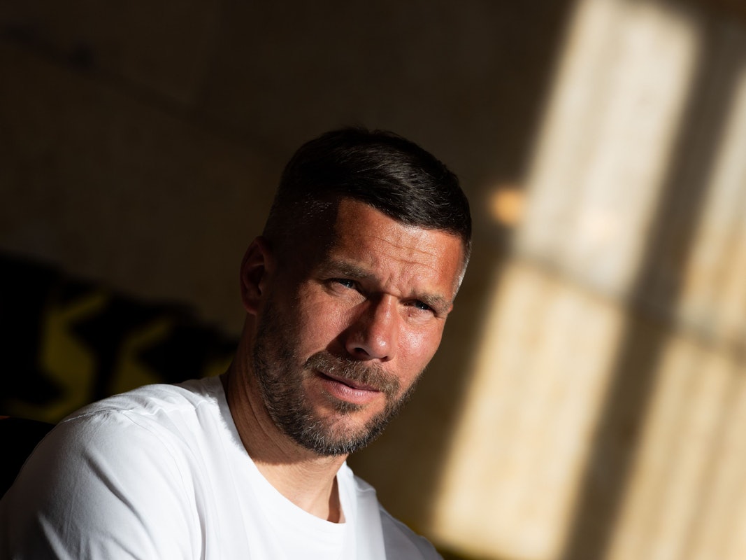 Lukas Podolski, ehemaliger Fußball-Nationalspieler und Spieler beim polnischen Erstligisten Górnik Zabrze, sitzt im Marschallamt.