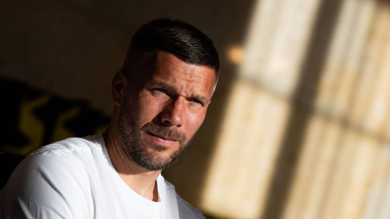 Lukas Podolski, ehemaliger Fußball-Nationalspieler und Spieler beim polnischen Erstligisten Górnik Zabrze, sitzt im Marschallamt.