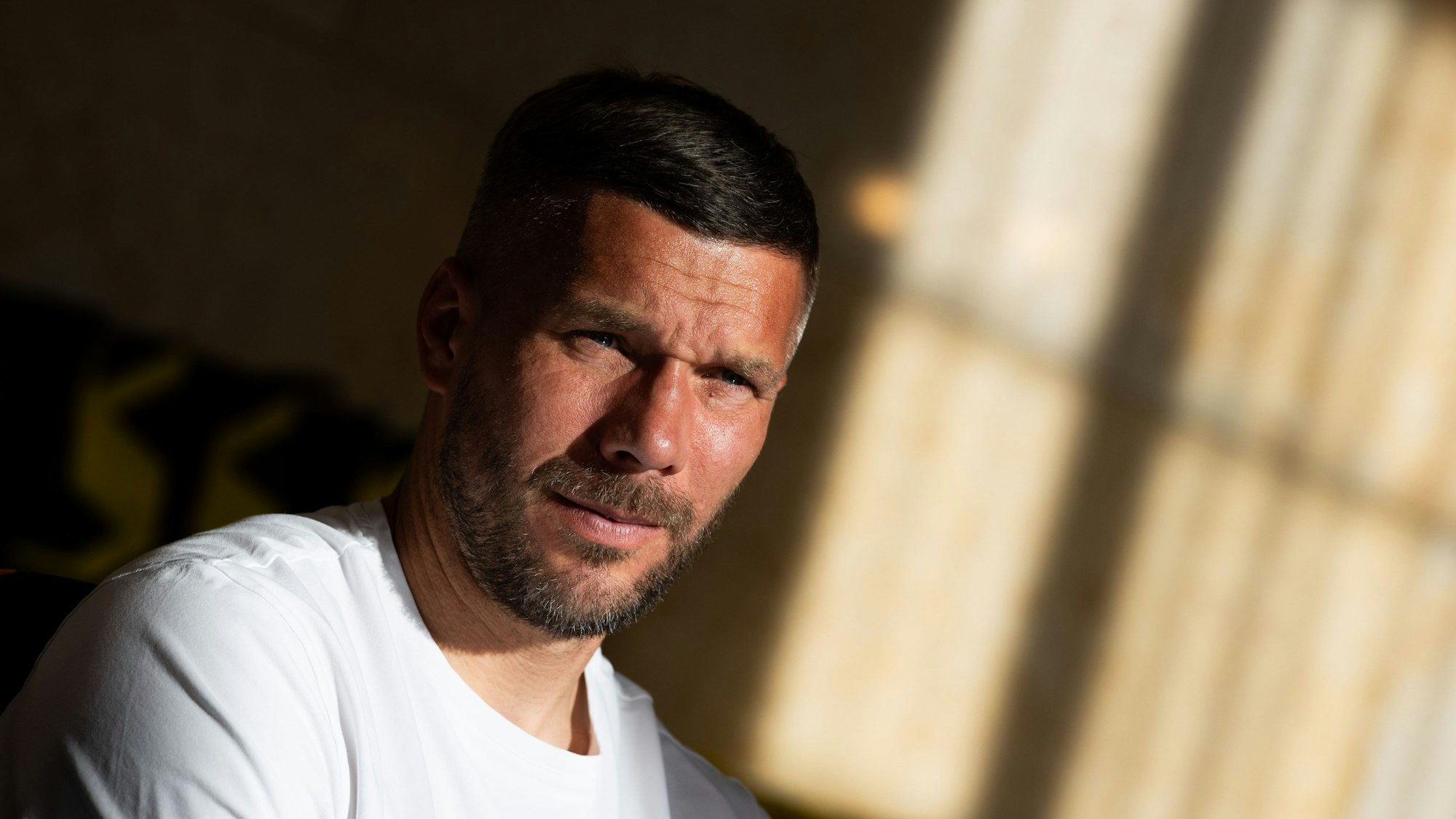 Lukas Podolski, ehemaliger Fußball-Nationalspieler und Spieler beim polnischen Erstligisten Górnik Zabrze, sitzt im Marschallamt.