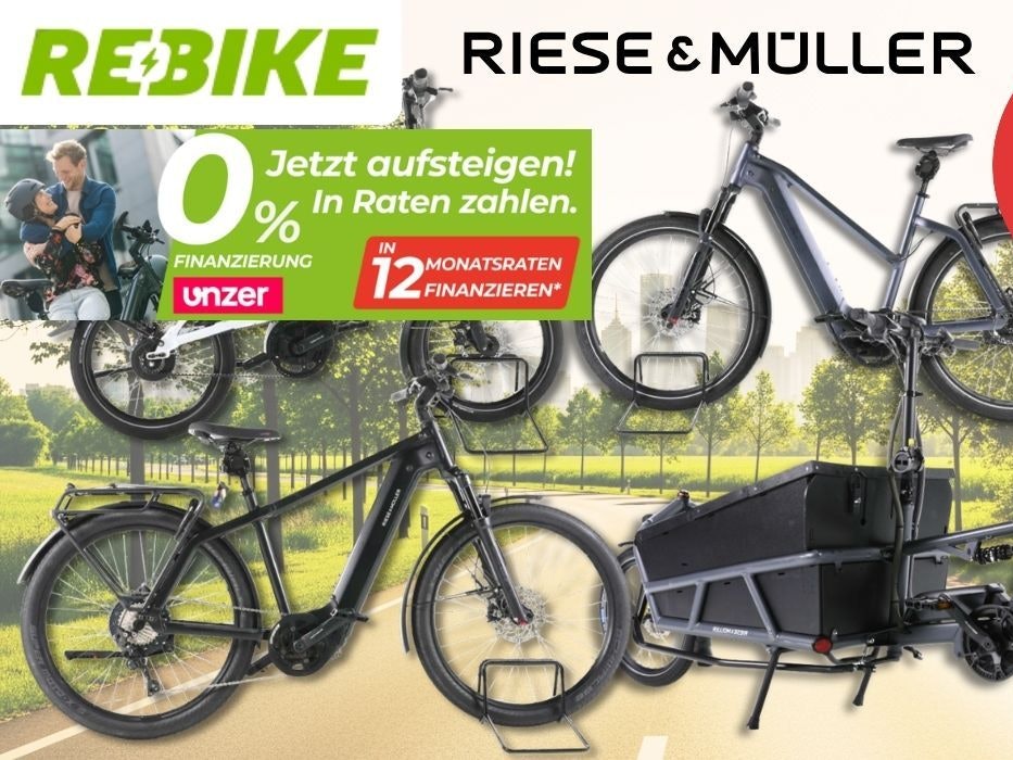 Mehrere Riese & Müller E-Bikes vor einer Landstraße im Grünen.