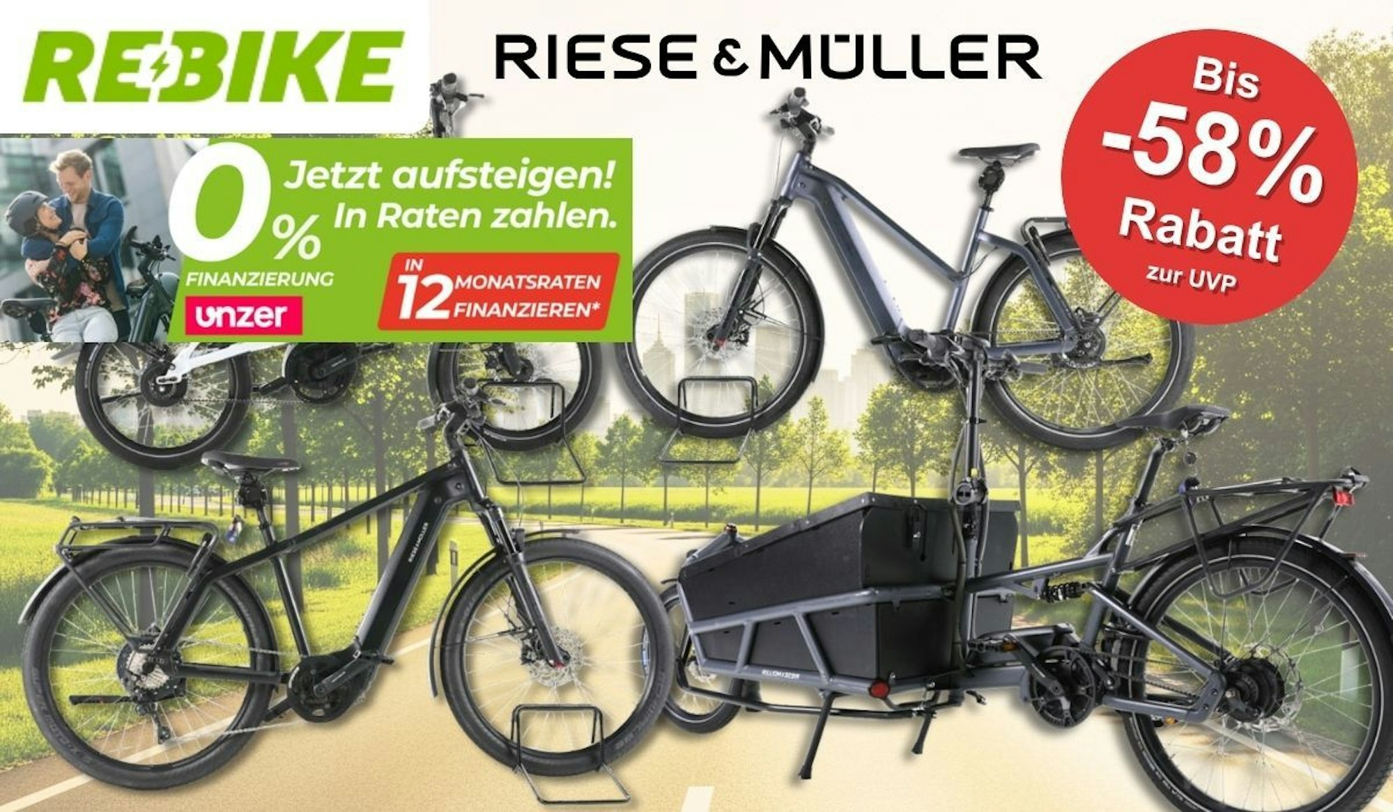 Mehrere Riese & Müller E-Bikes vor einer Landstraße im Grünen.