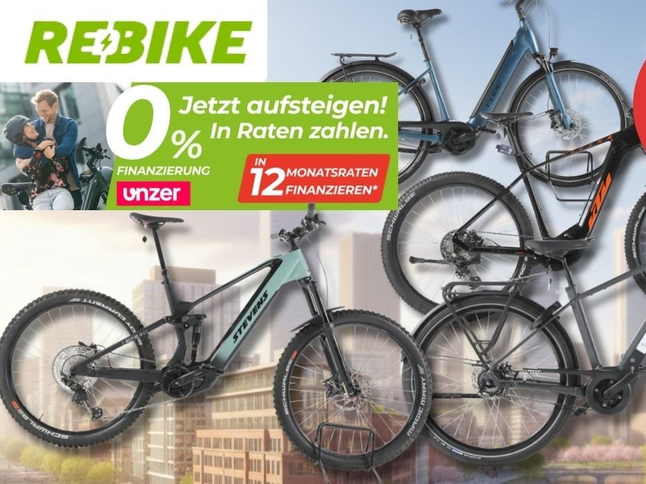 Mehrere Marken-Fahrräder und E-Bikes aus dem Rebike Sale vor einem Stadthintergrund mit blauem Himmel.