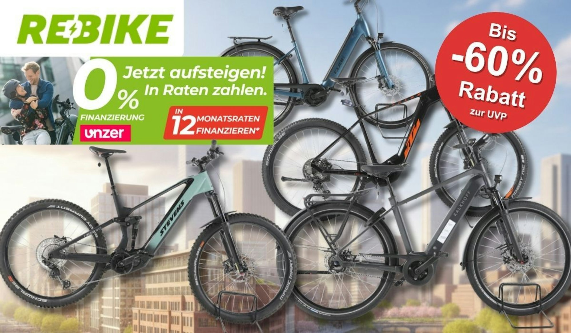 Mehrere Marken-Fahrräder und E-Bikes aus dem Rebike Sale vor einem Stadthintergrund mit blauem Himmel.