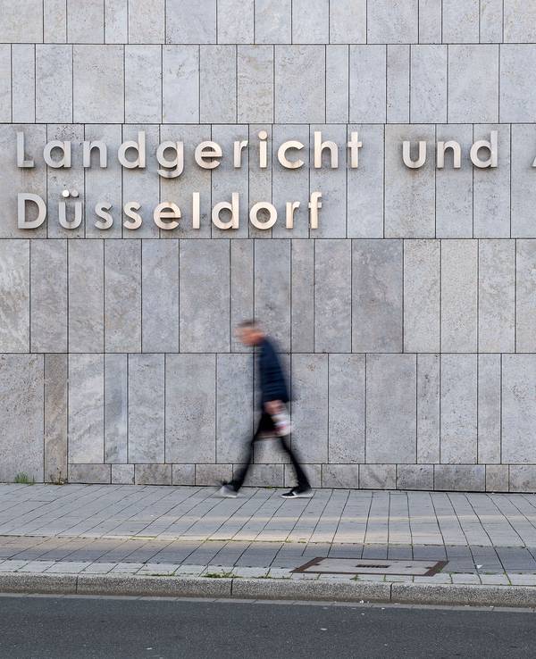 Ein Mann geht am Landgericht und Amtsgericht Düsseldorf vorbei.