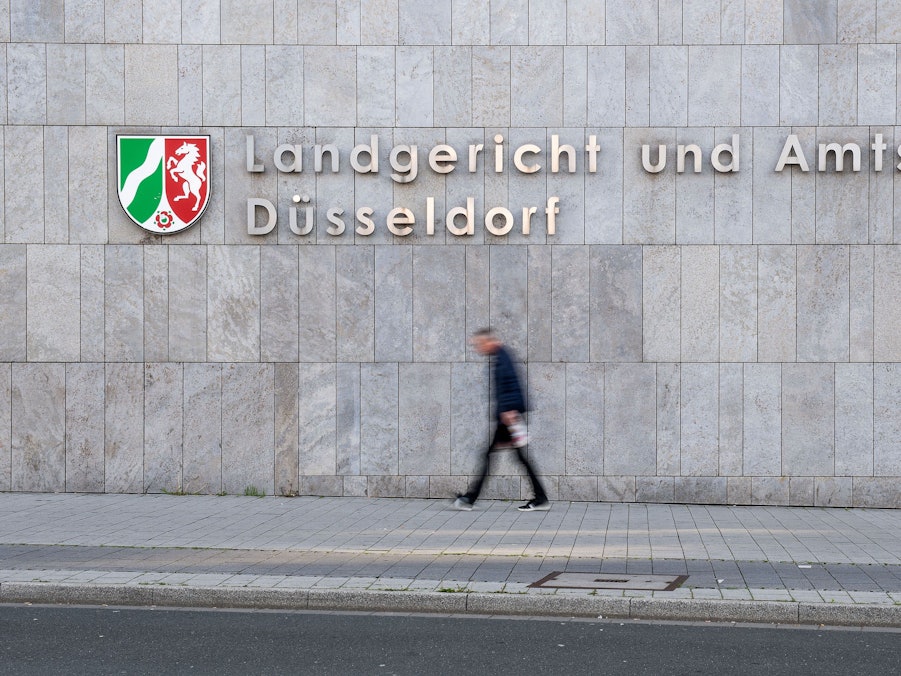 Ein Mann geht am Landgericht und Amtsgericht Düsseldorf vorbei.