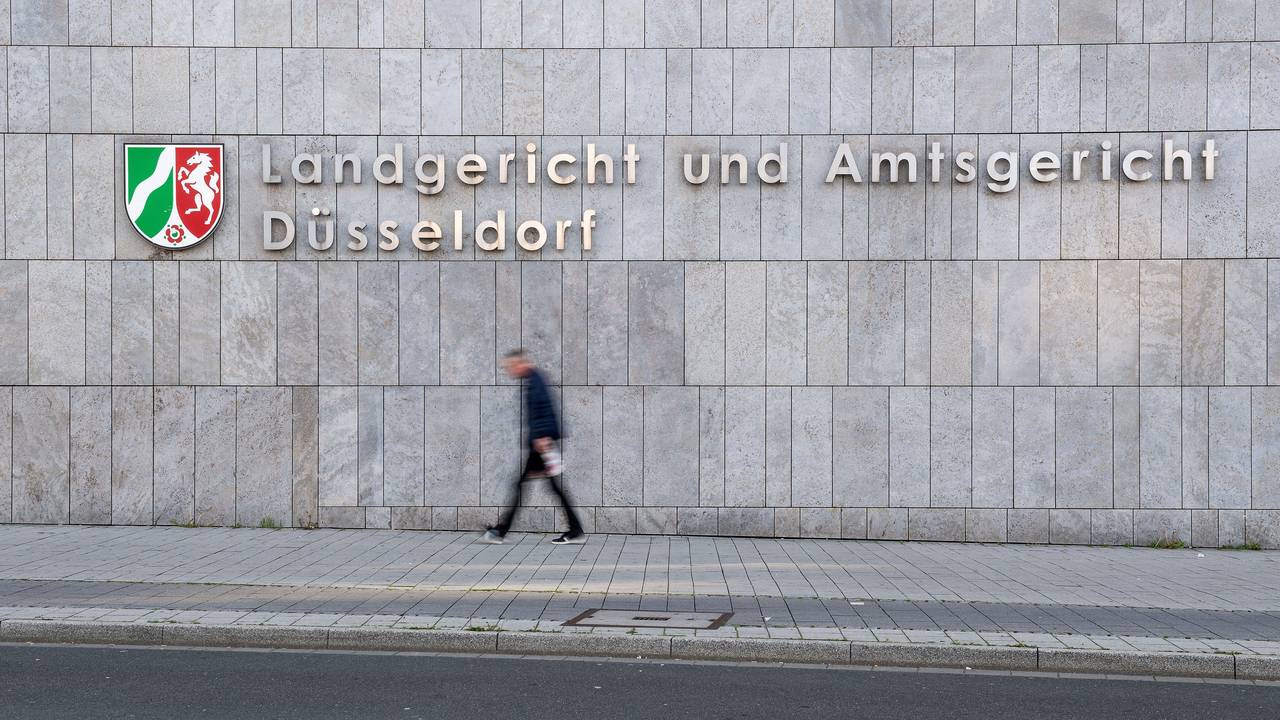 Ein Mann geht am Landgericht und Amtsgericht Düsseldorf vorbei.