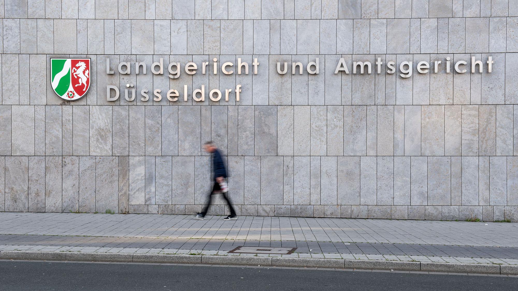 Ein Mann geht am Landgericht und Amtsgericht Düsseldorf vorbei.