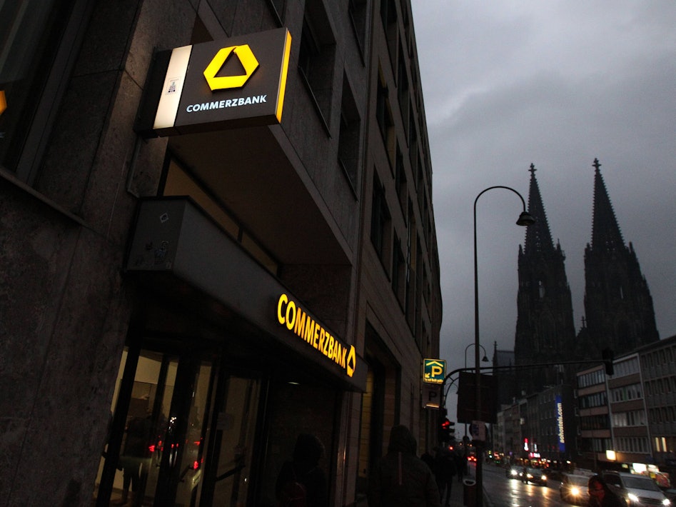 Eine Kölnerin wurde betrogen, verliert 25.000 Euro. Ein Kundenberater von der Commerzbank konnte Schlimmeres wohl verhindern.
