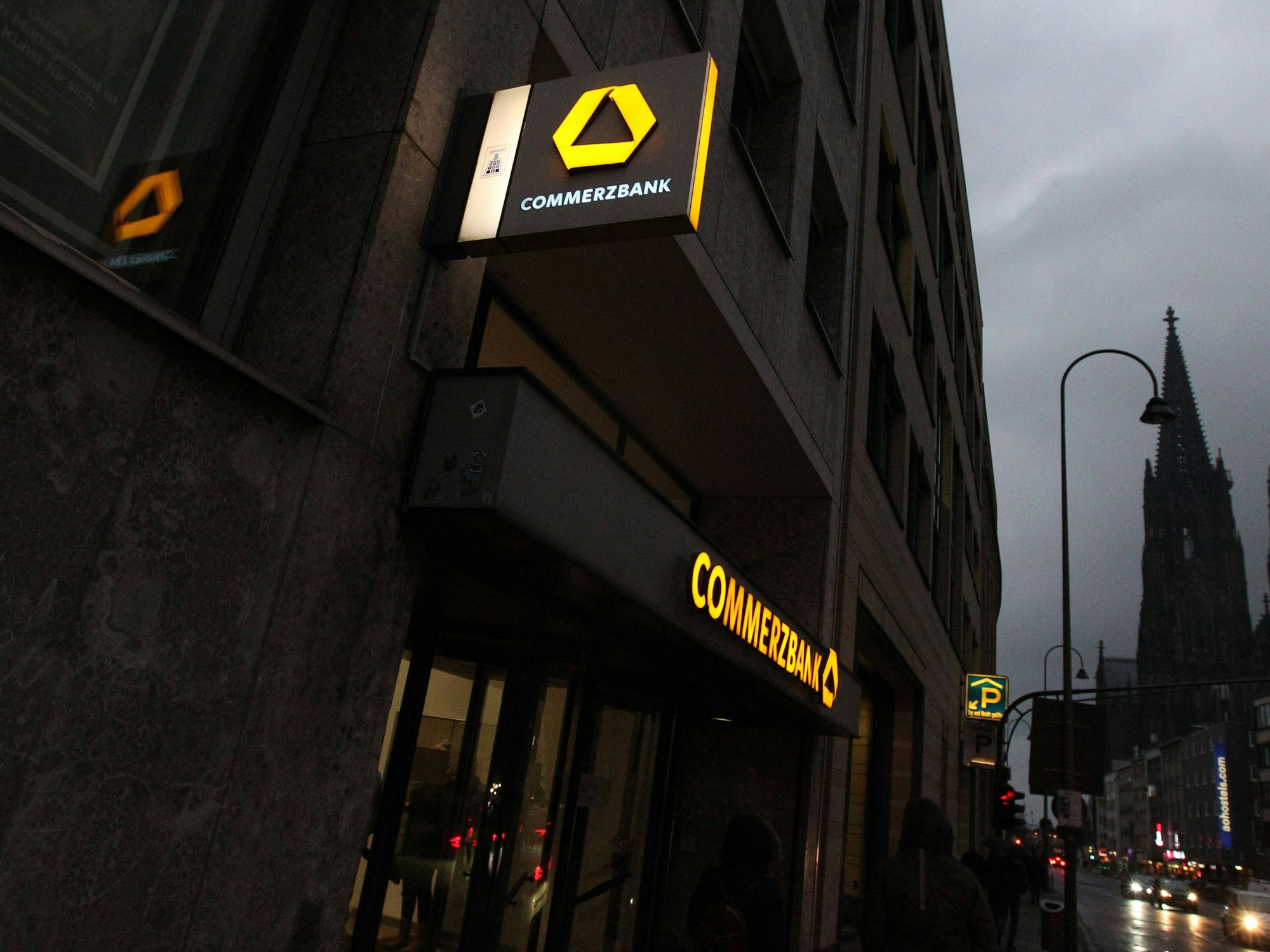 Eine Kölnerin wurde betrogen, verliert 25.000 Euro. Ein Kundenberater von der Commerzbank konnte Schlimmeres wohl verhindern.