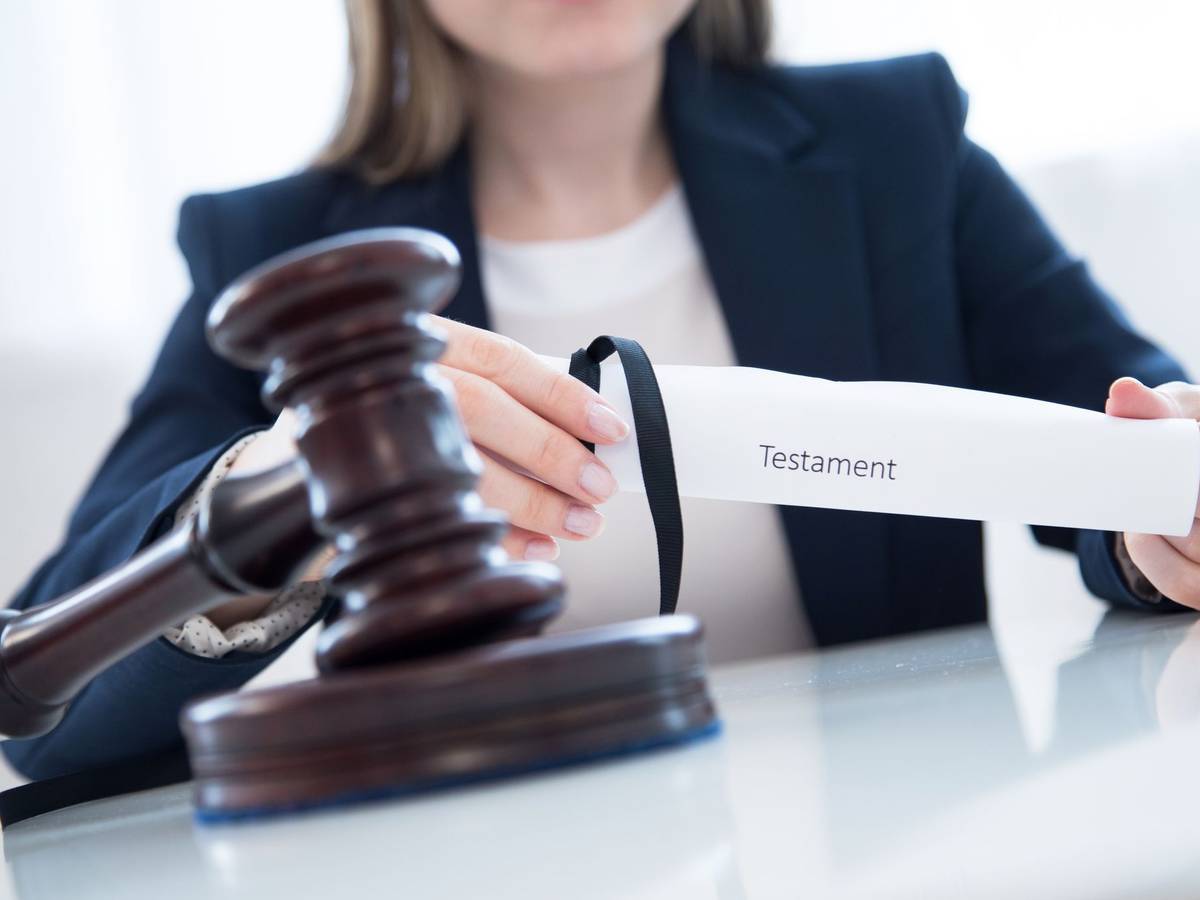 Eine Frau hält ein Testament in den Händen