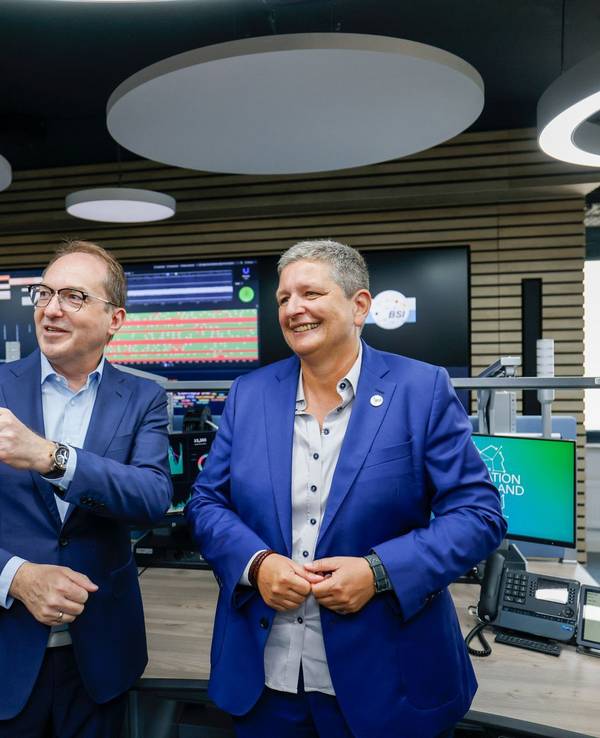 Bundesinnenminister Dobrindt besucht das IT-Lagezentrum des BSI