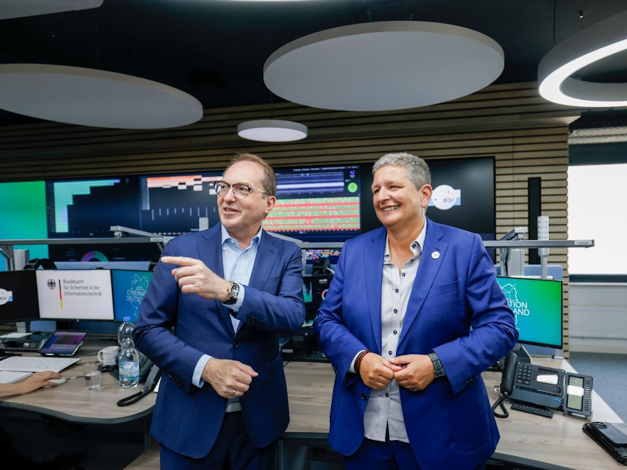 Bundesinnenminister Dobrindt besucht das IT-Lagezentrum des BSI